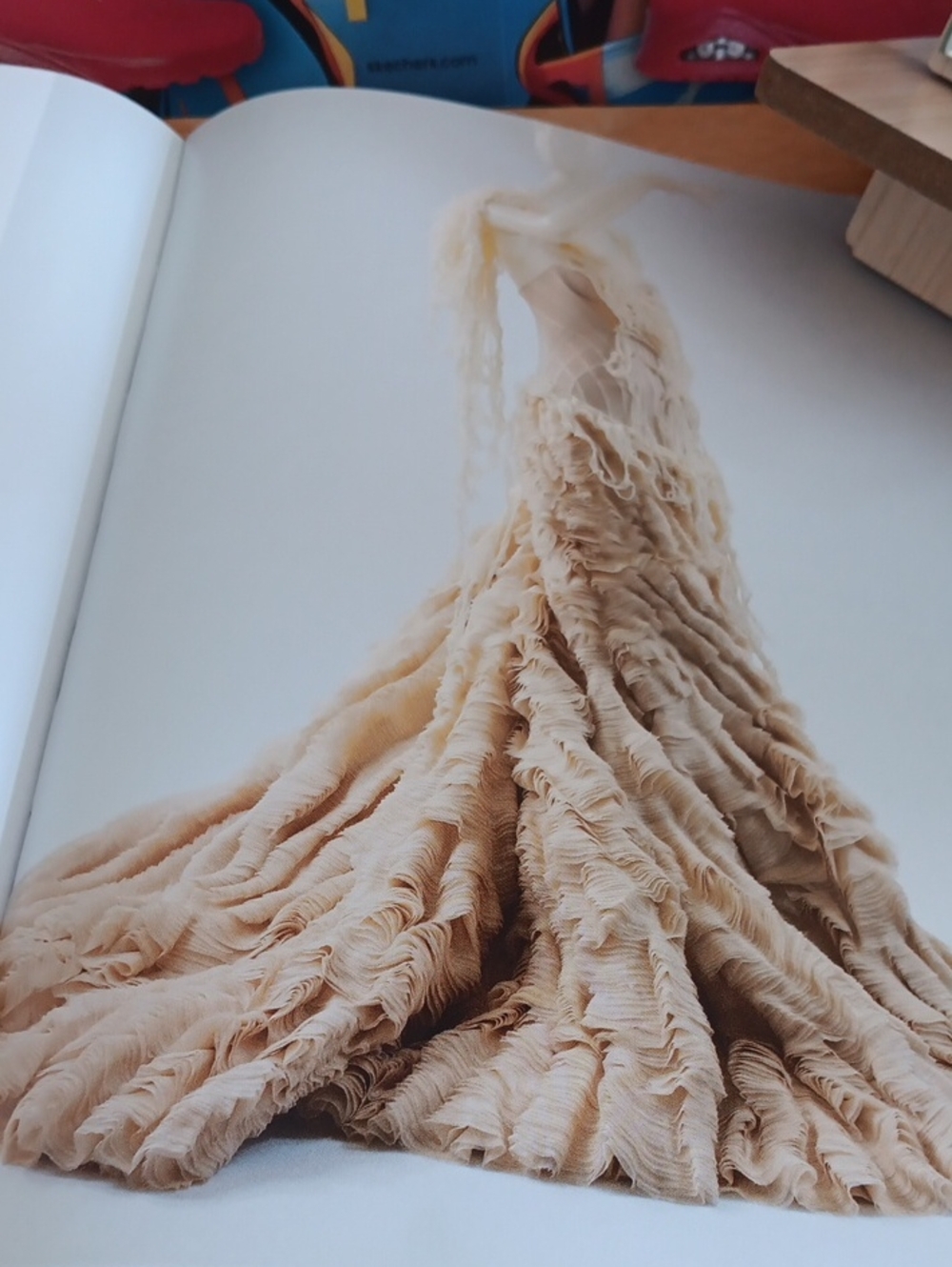 Book 100 Dresses First Edition Metropolition Musem - Picture 3 of 7